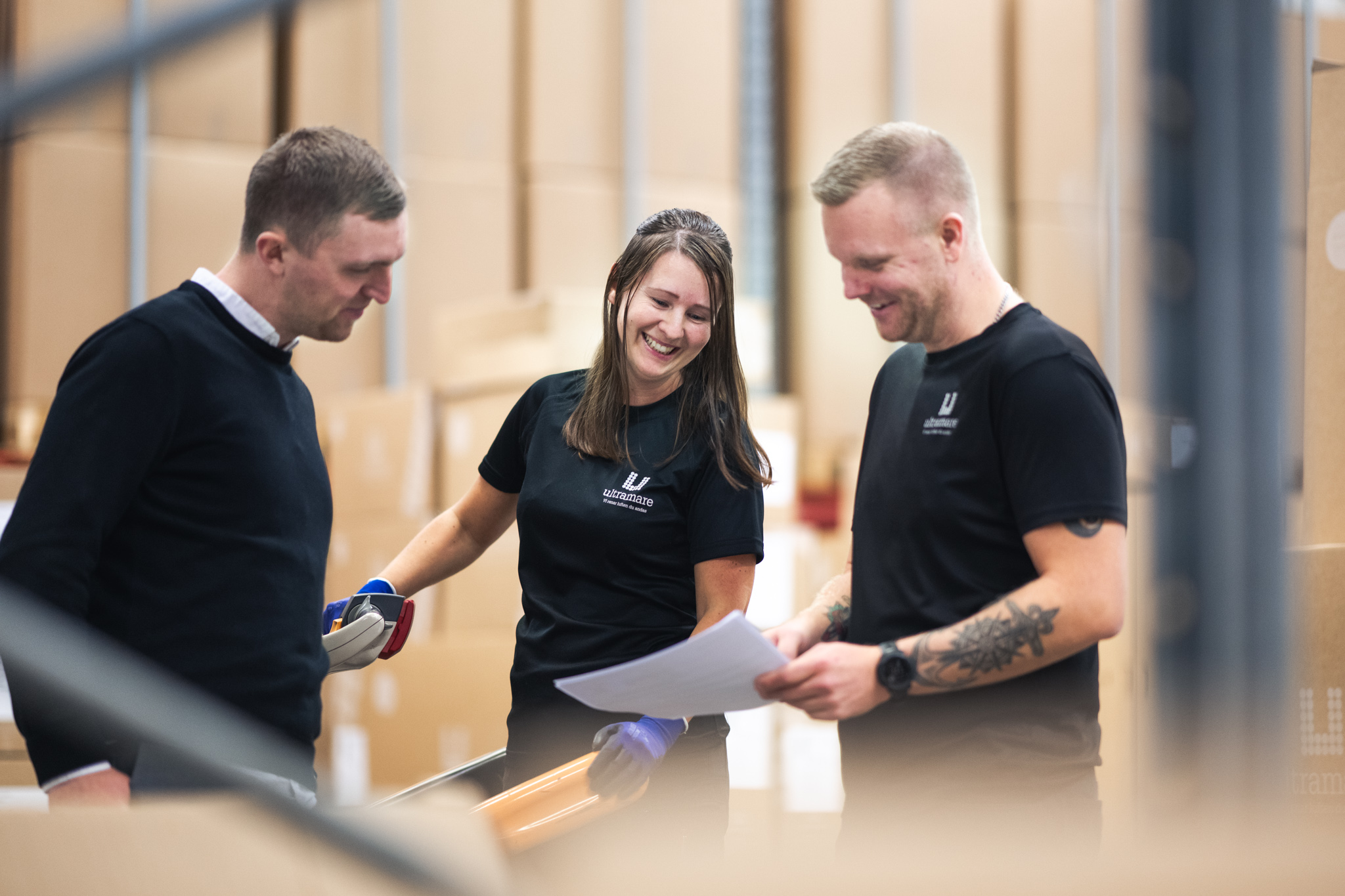 Medarbetare i produktion diskuterar ritningar och kompetensutveckling.