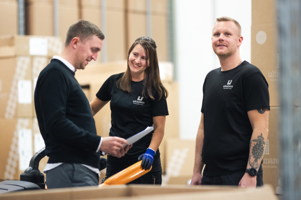 Medarbetare i produktion diskuterar dokument och planering