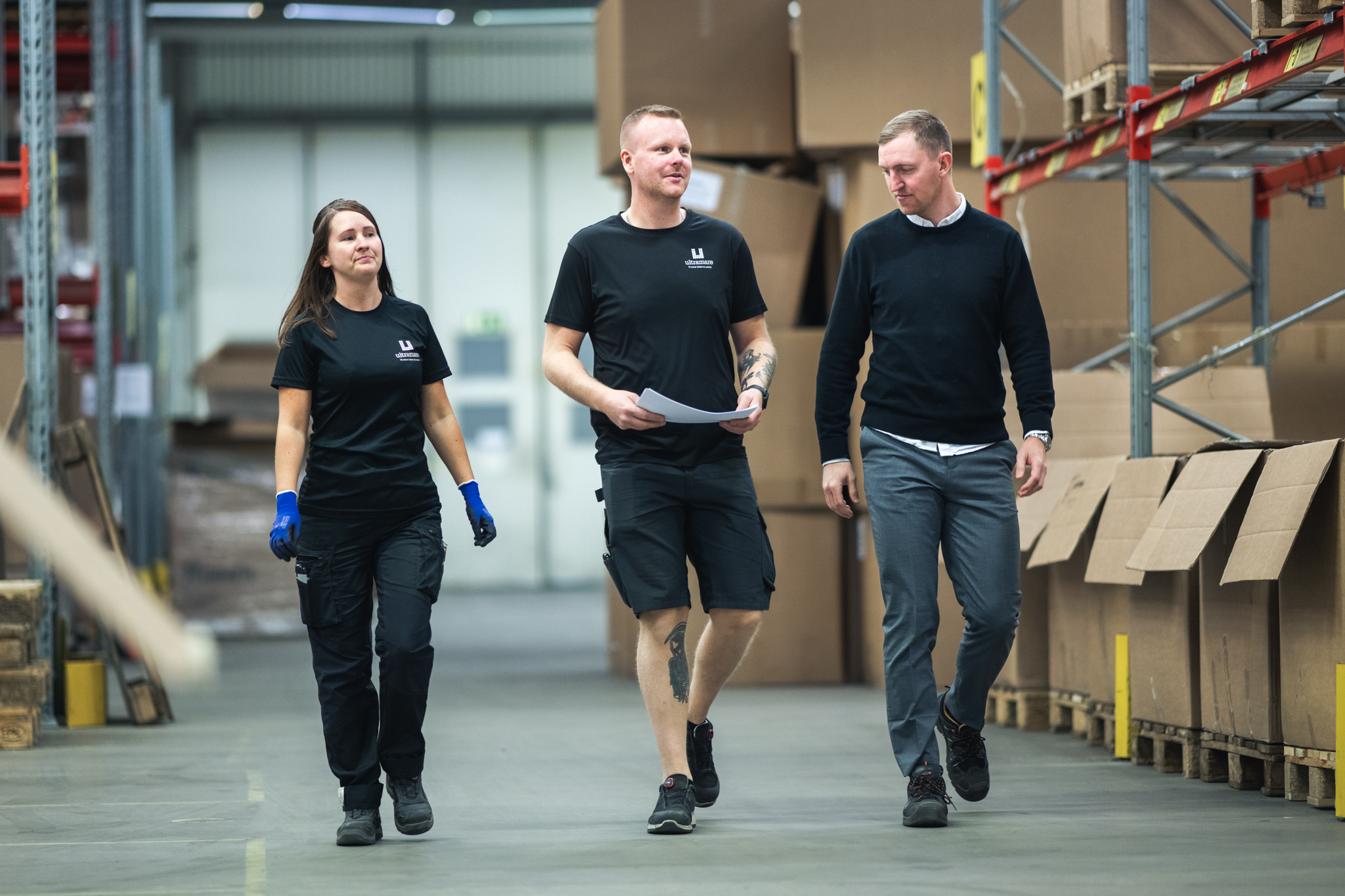 Tre personer i industrimiljö