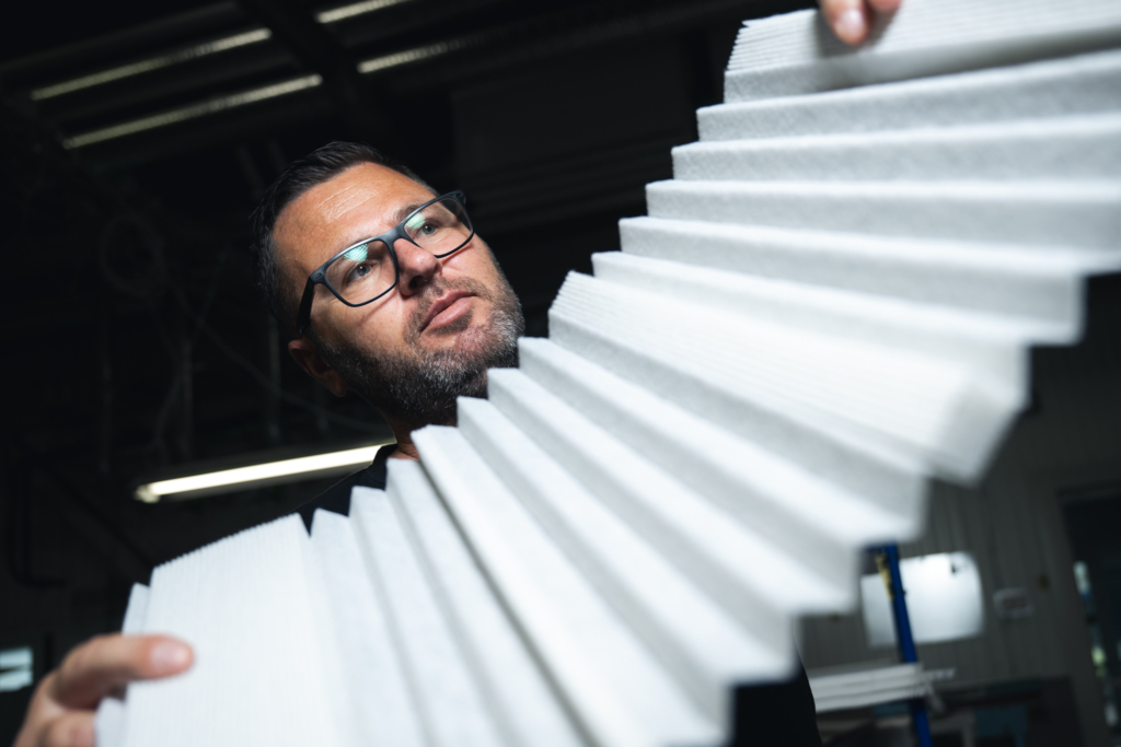 Person granskar material i industrimiljö