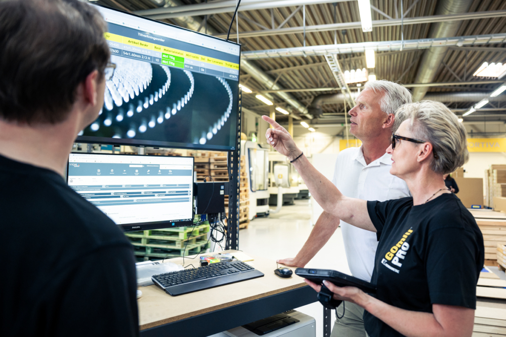 Genomgång vid skärm i industrimiljö