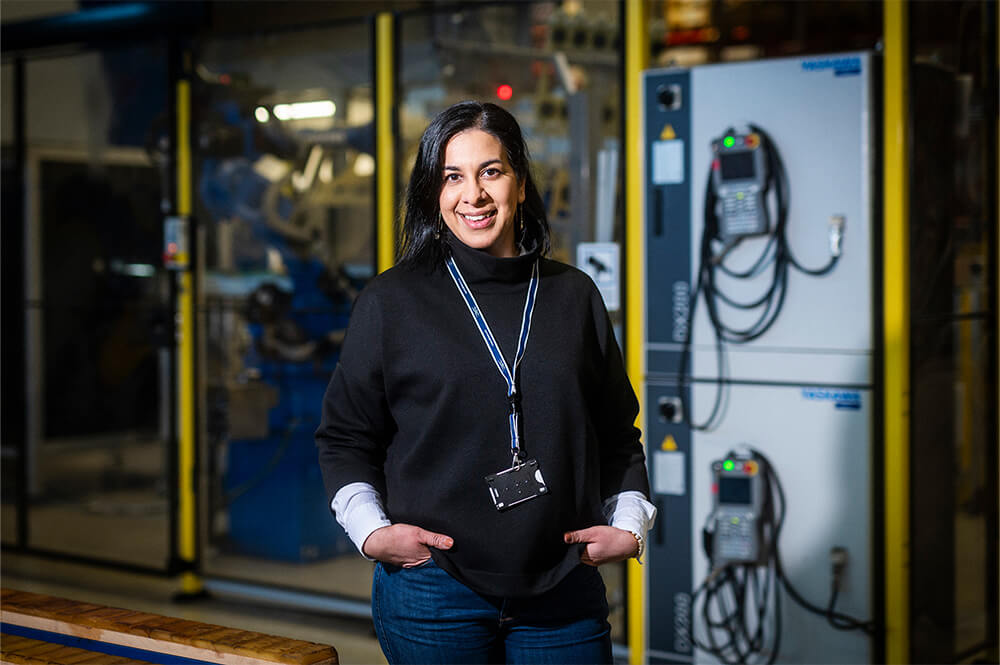 Kvinna i industrimiljö