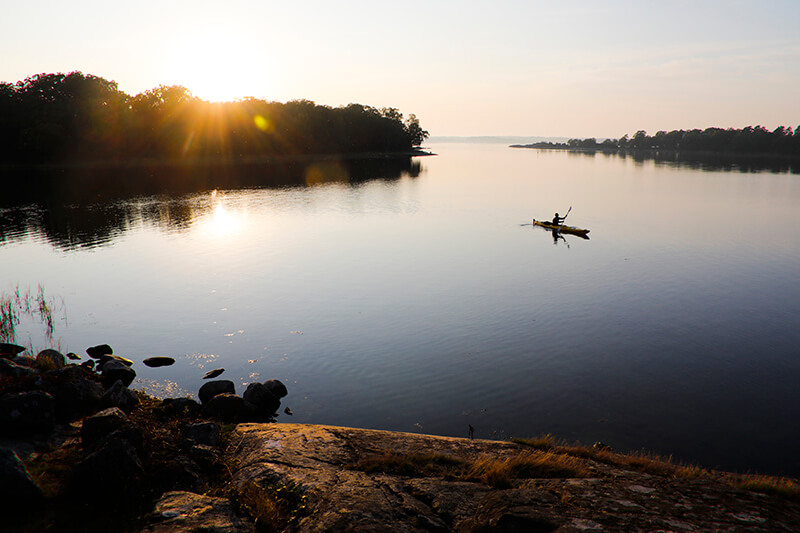 Solnedgång över vatten i Blekinge