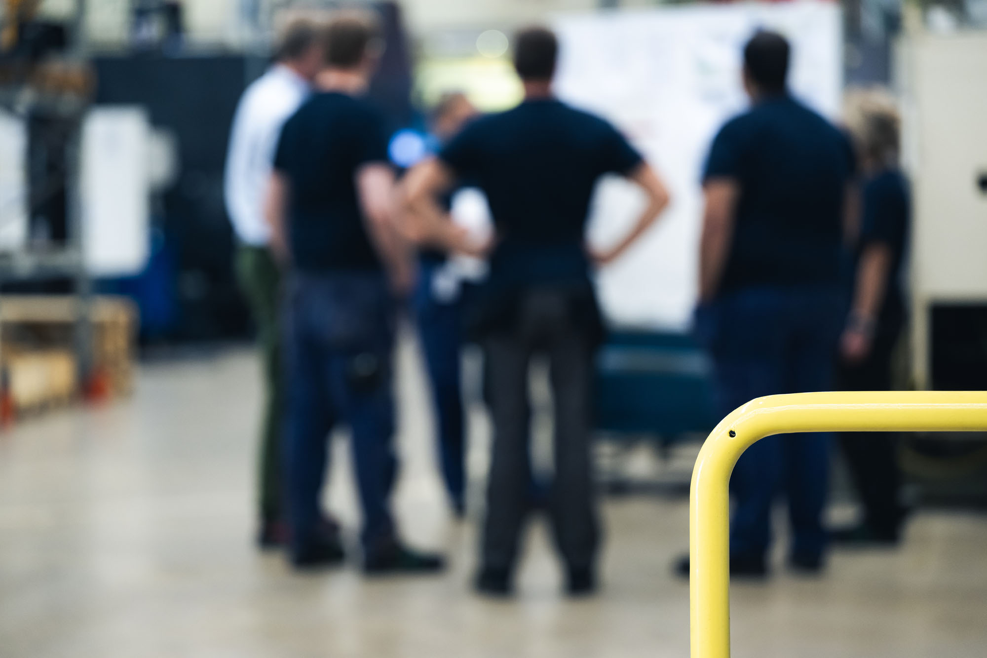 Grupp i samtal i industrimiljö