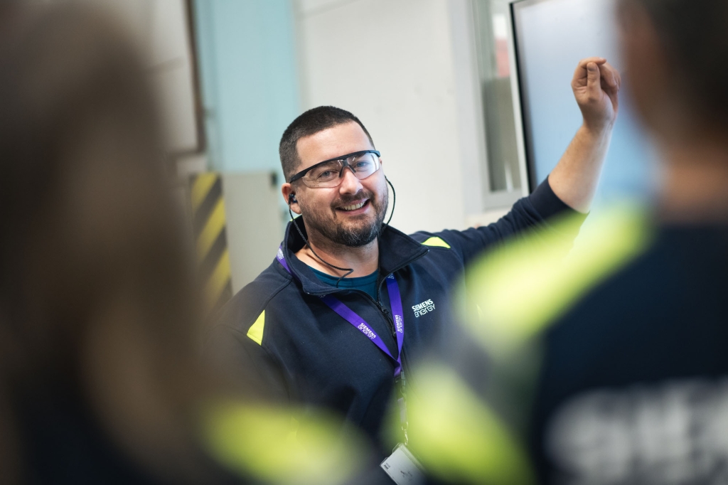 Medarbetare i industrin presenterar