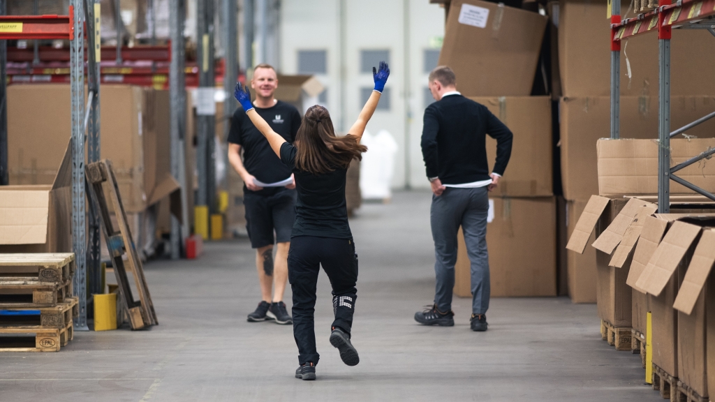 Personer i lagerlokal under utbildningstillfälle