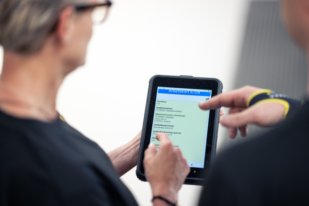 Person som visar information på digitalt verktyg