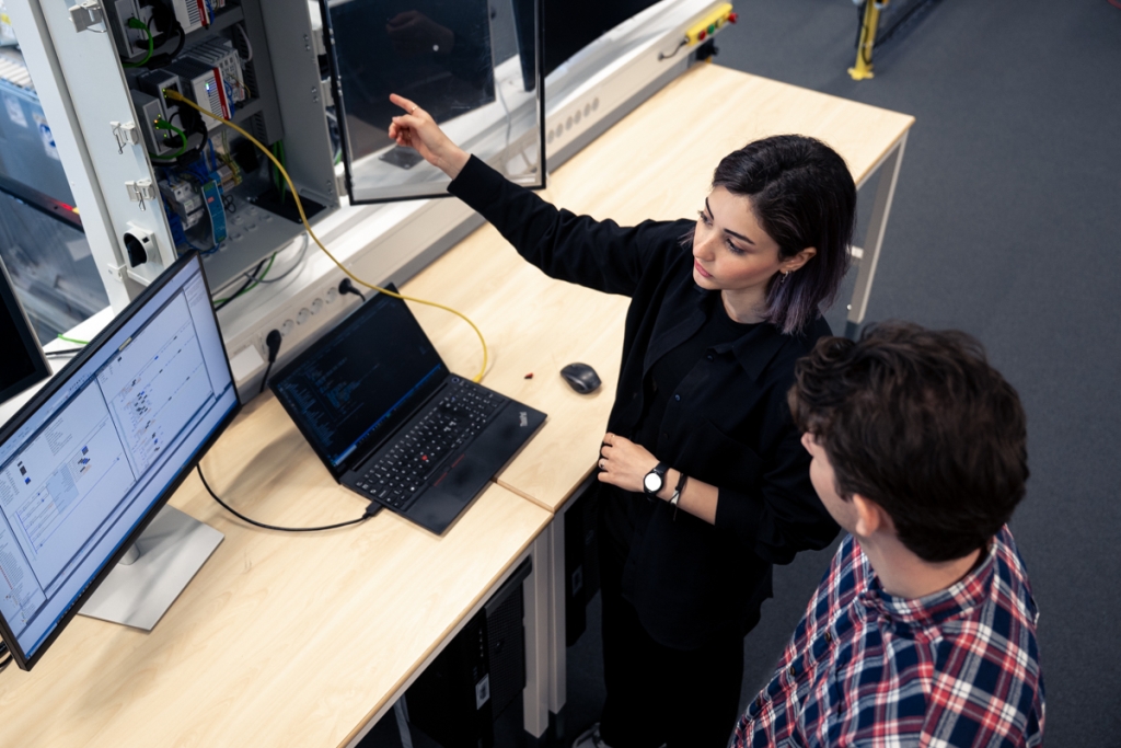 Projektledare i samtal vid dator