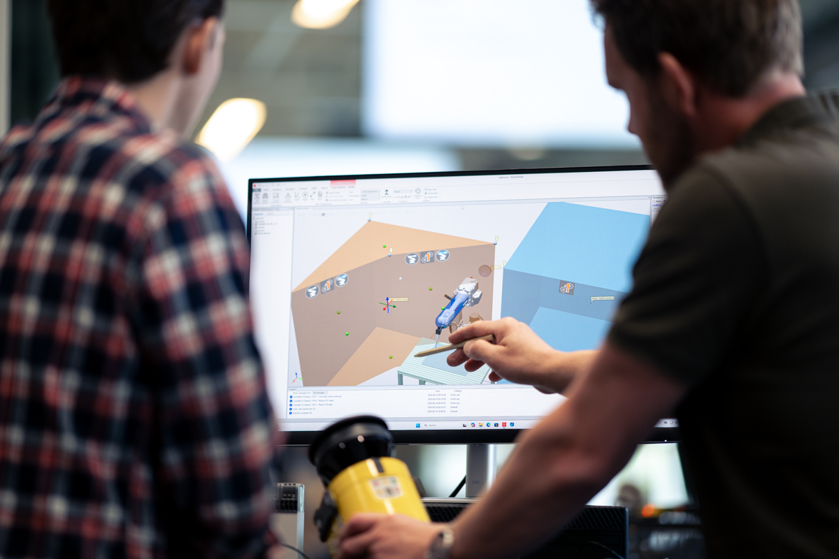 Genomgång av 3D-modell på datorskärm i industrimiljö