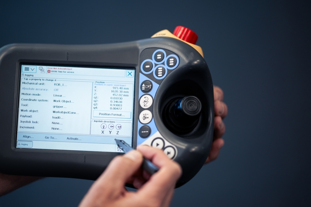 Medarbetare i industrin jobbar med digitalt verktyg.