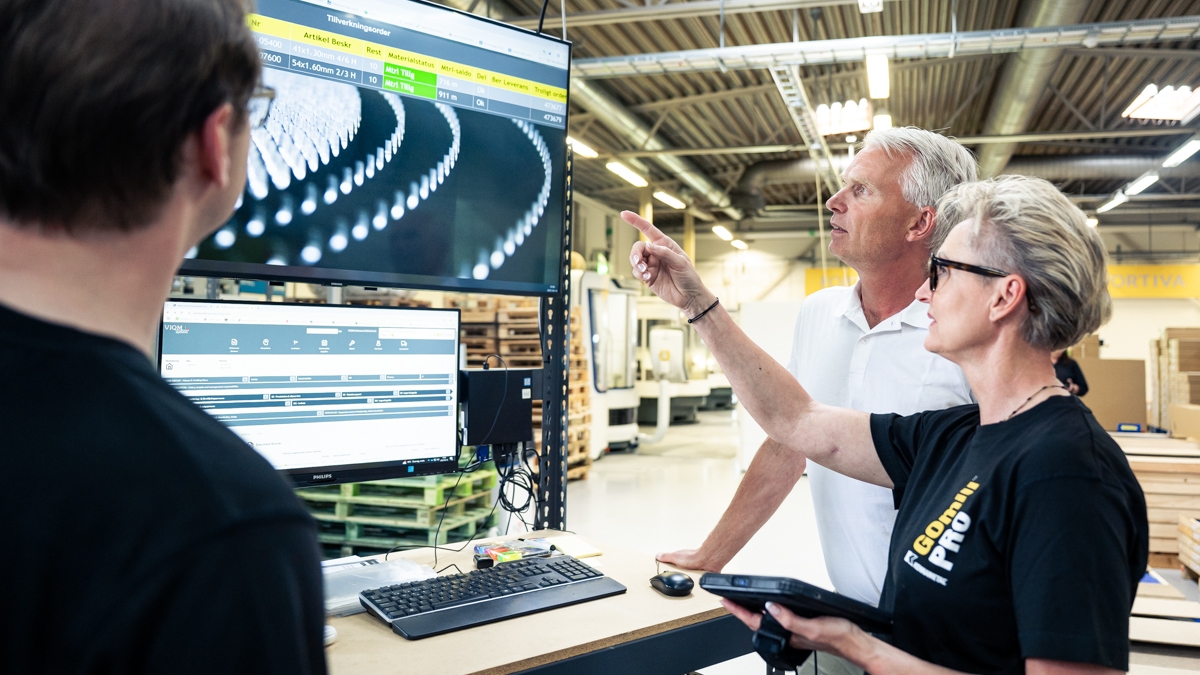 Genomgång vid skärm i industrimiljö