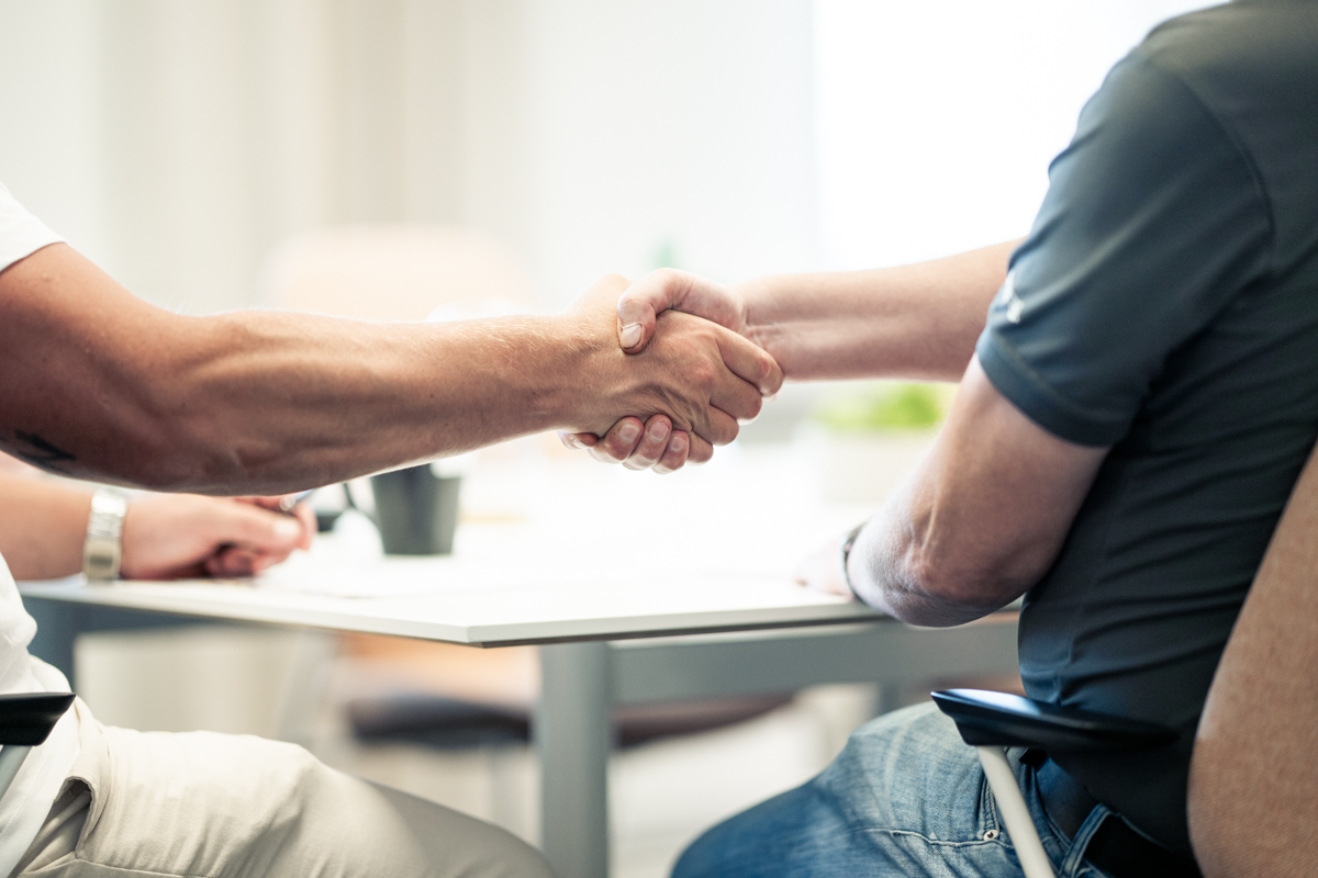 Handslag vid affärsmöte