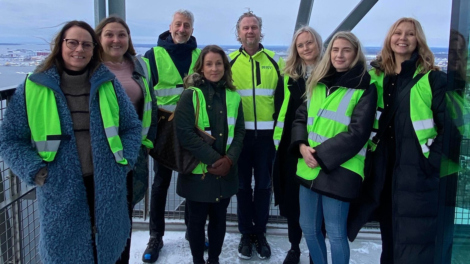 Grupp i varselvästar vid studiebesök