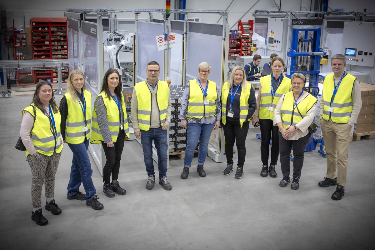 Grupp medarbetare i industrimiljö samlade för nätverksträff