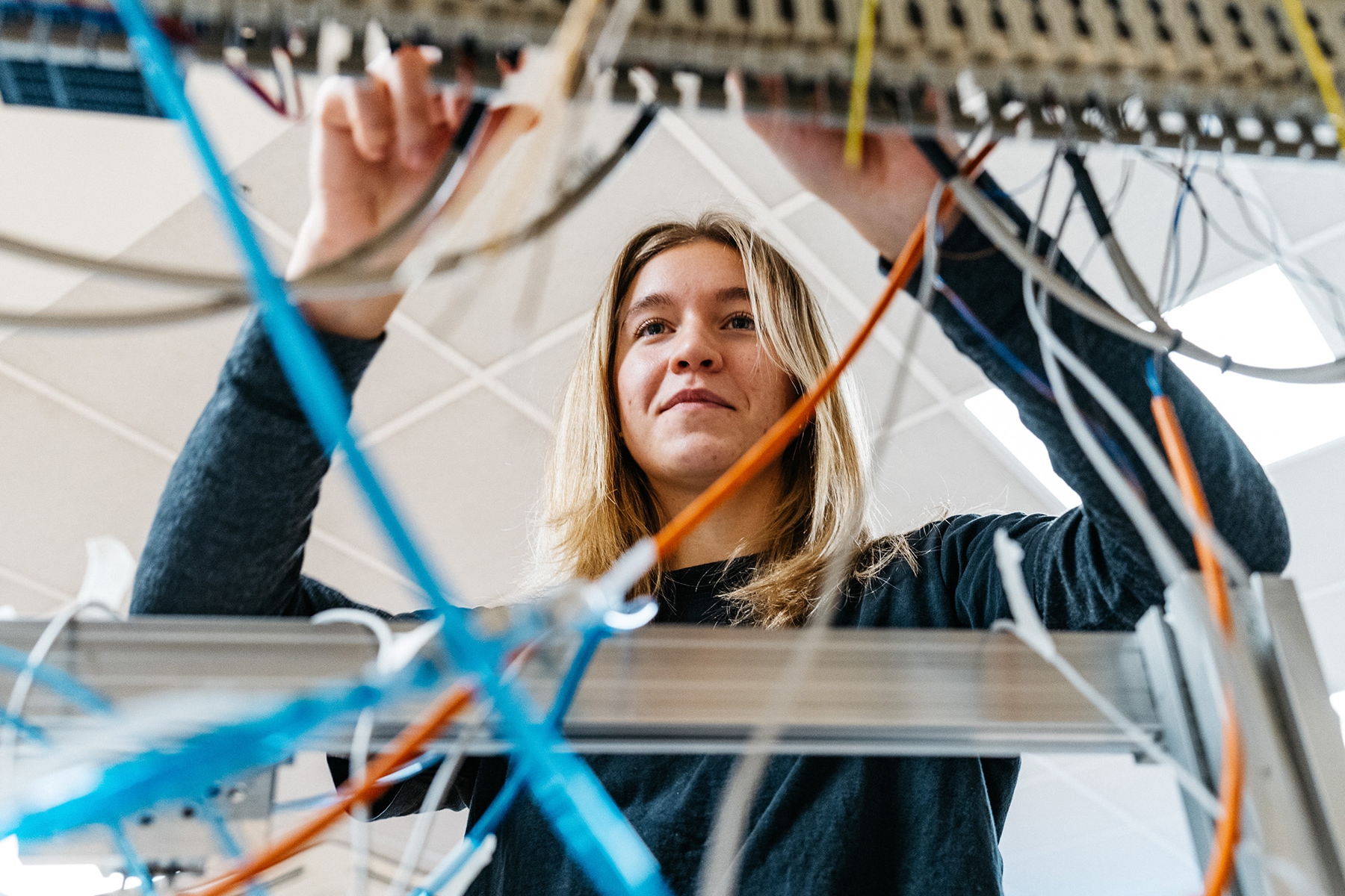 Student arbetar praktiskt med industriell teknik