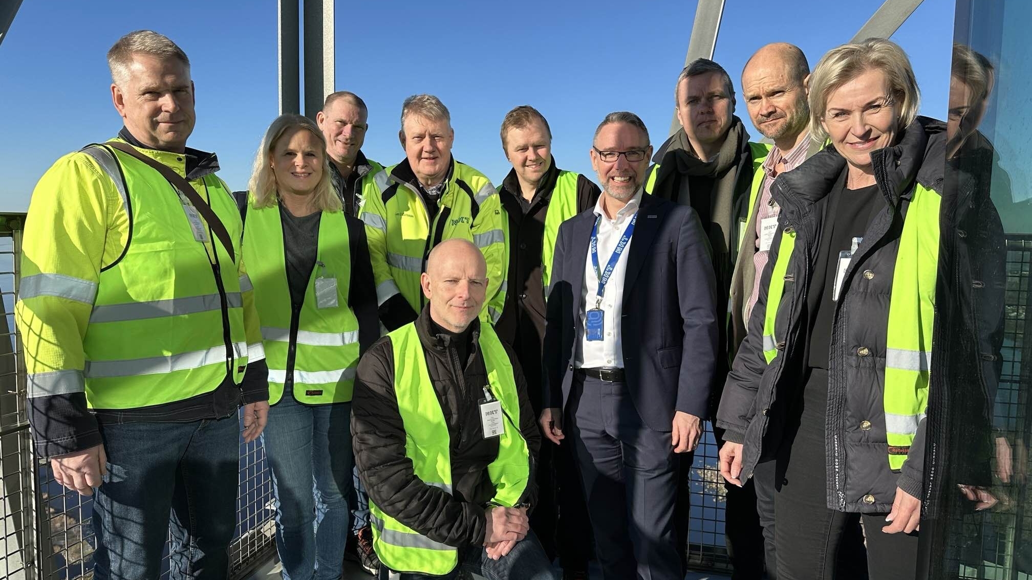 Företagsledare samlade i produktionsmiljö