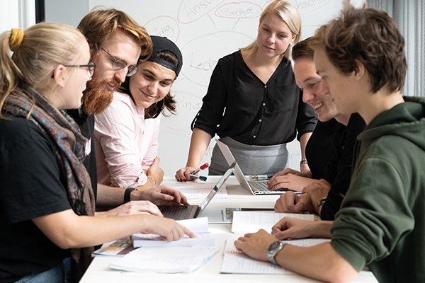 Studenter och företag samarbetar i projektmöte