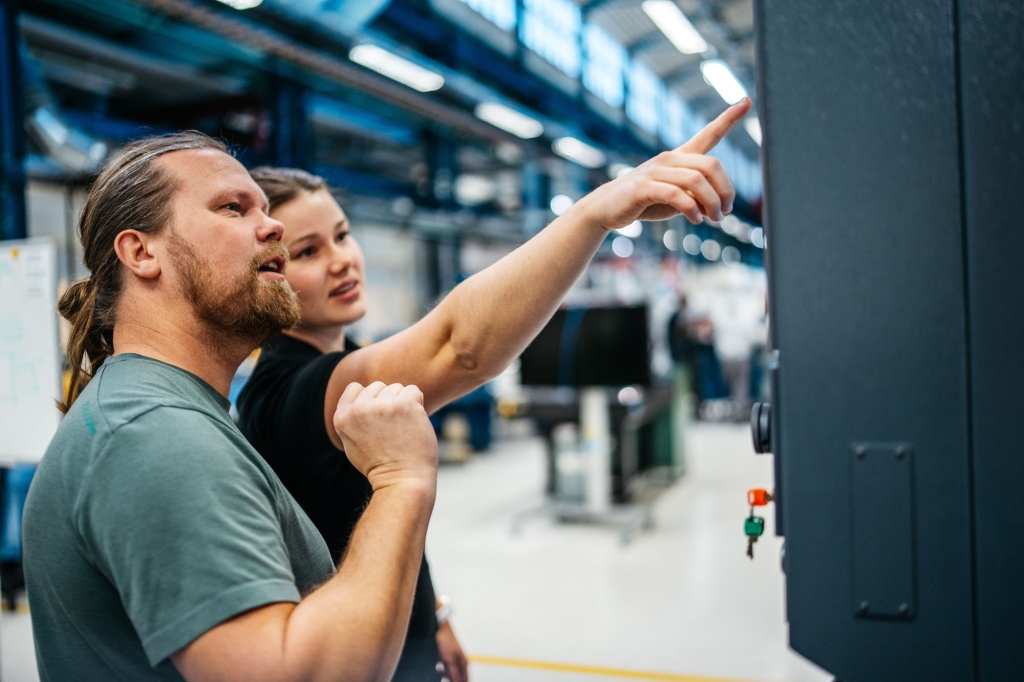 Handledare som visar student i produktion