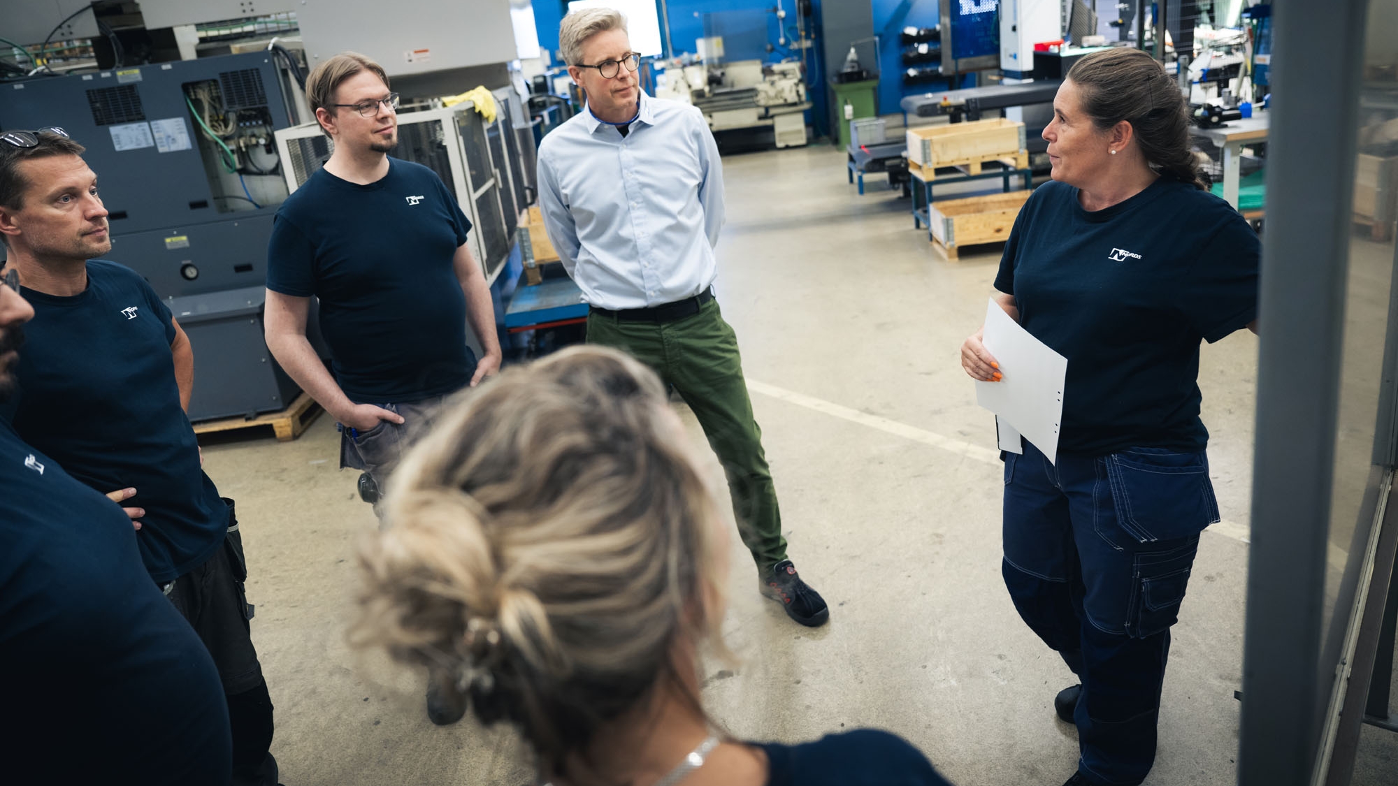 Grupp i samtal i produktionsmiljö