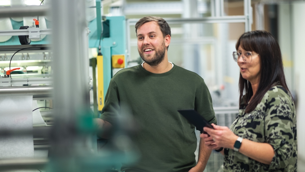 Två medarbetare i dialog i industriföretag