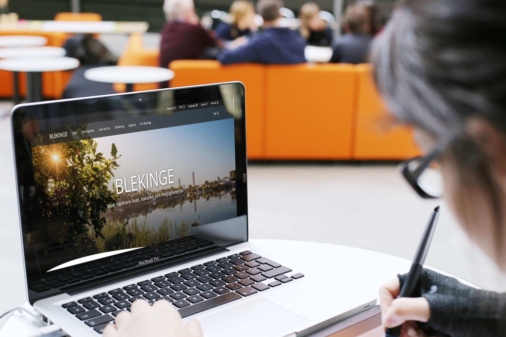 Kvinna framför dator med sidan Blekinge.se