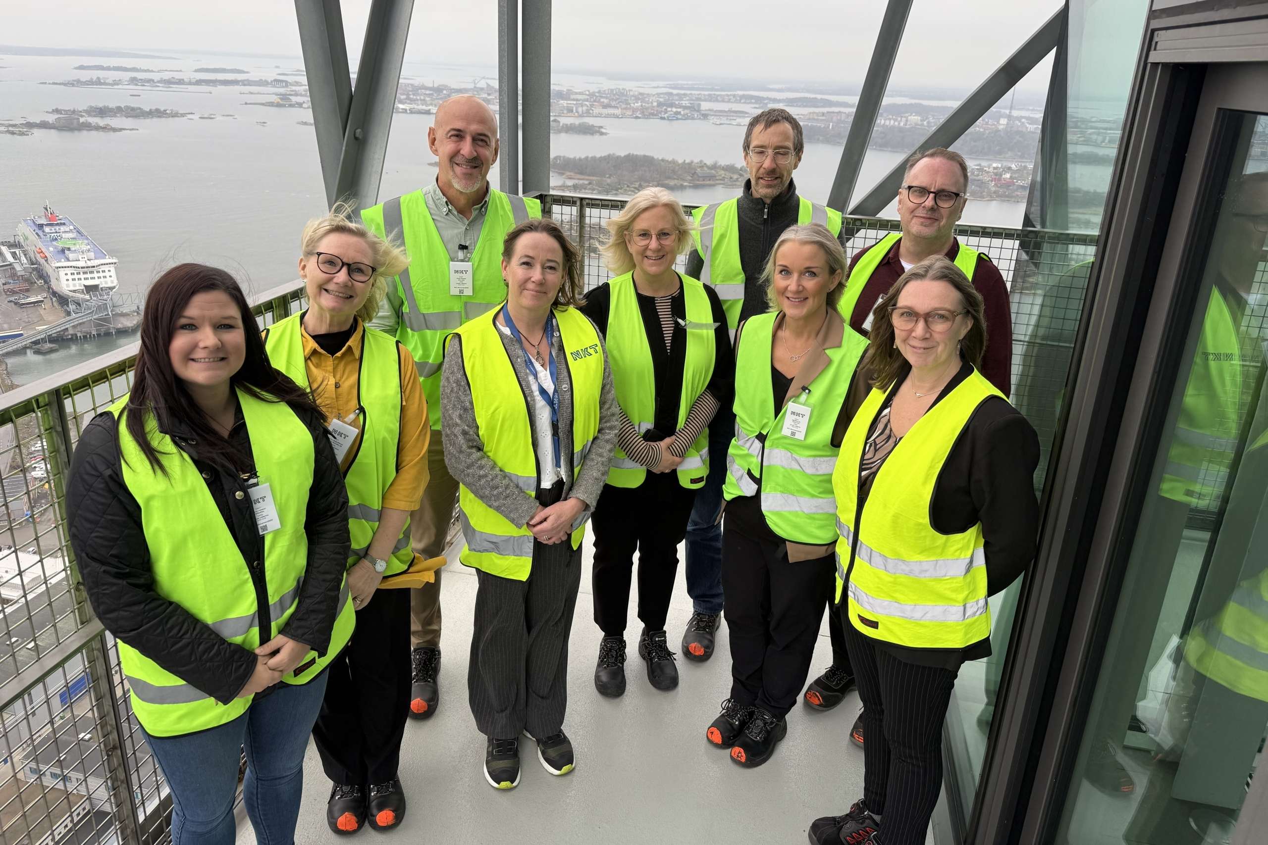 Studiebesök i industrimiljö med grupp i varselvästar