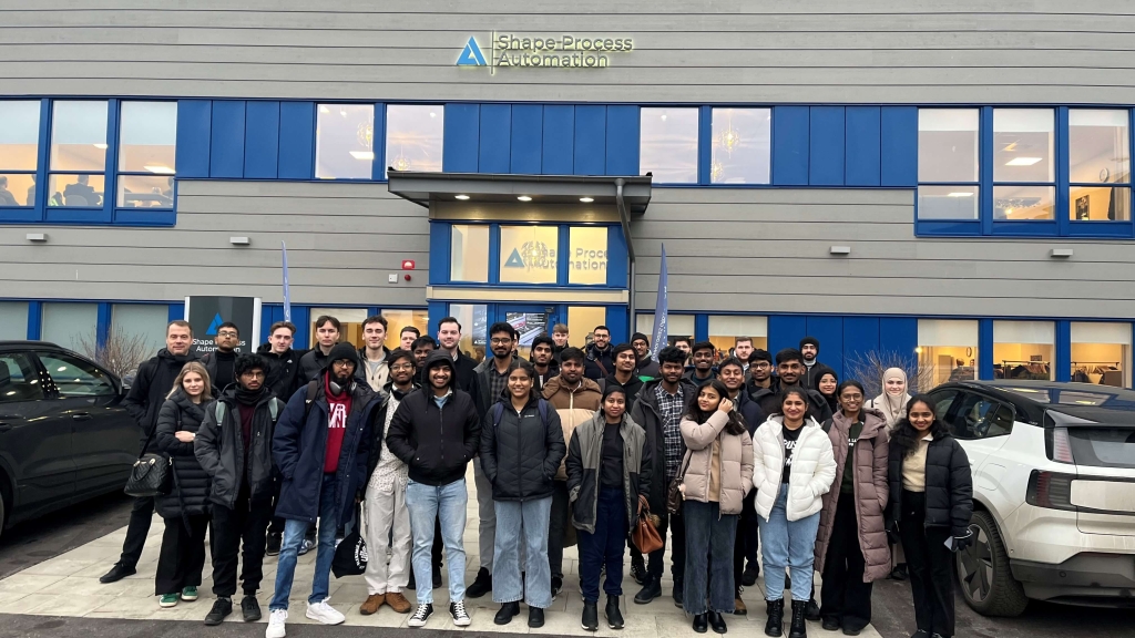 Studenter från BTH framför Shape Process Automation