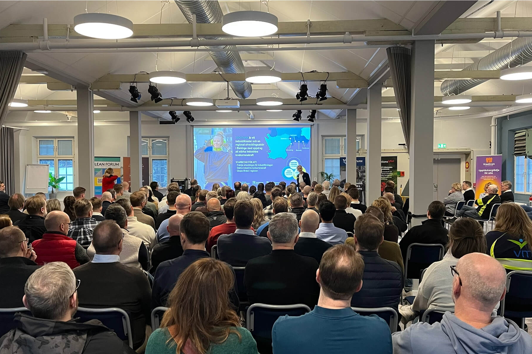 Föreläsning med publik i konferenslokal