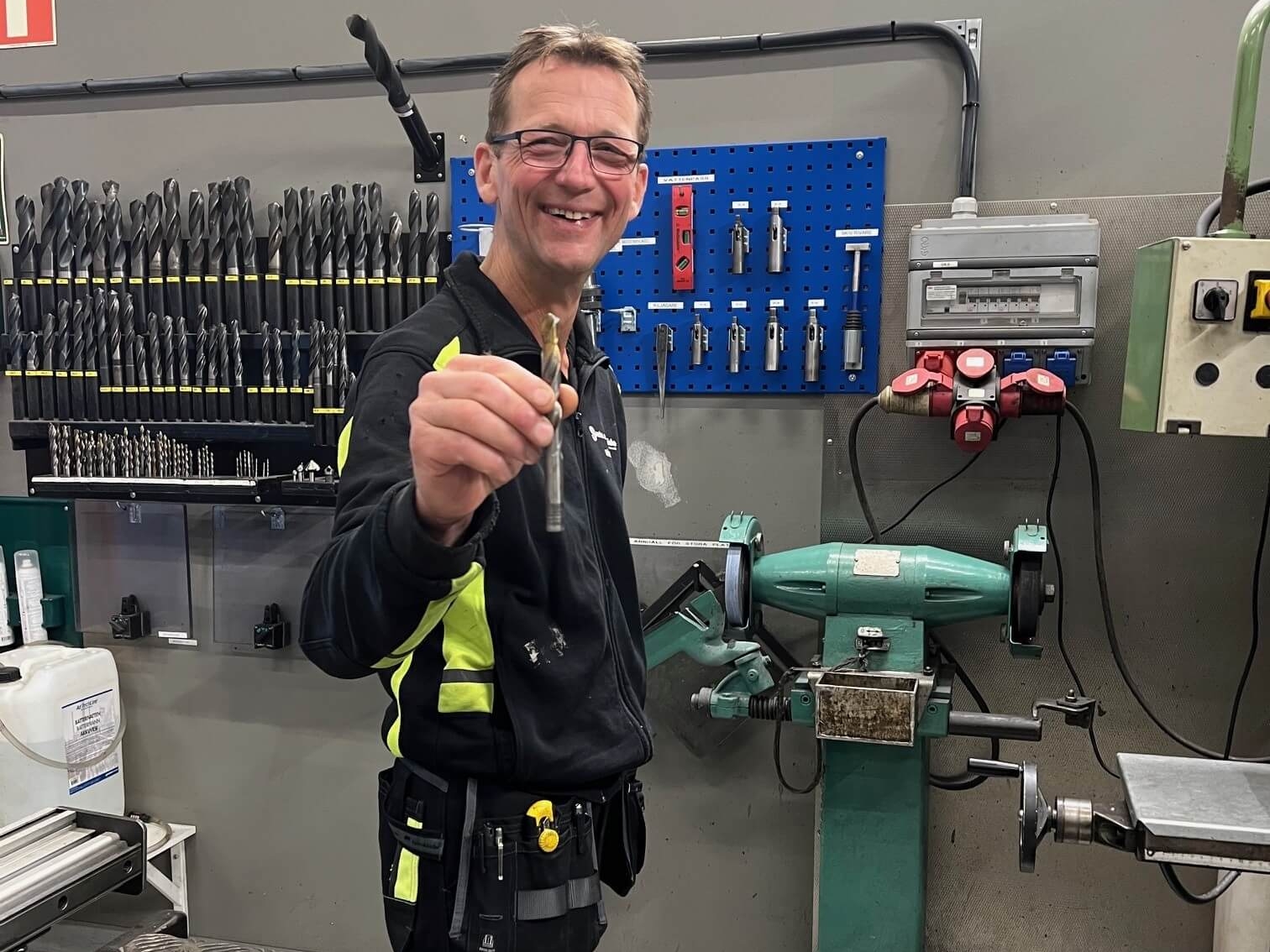 Medarbetare hållandes en borr