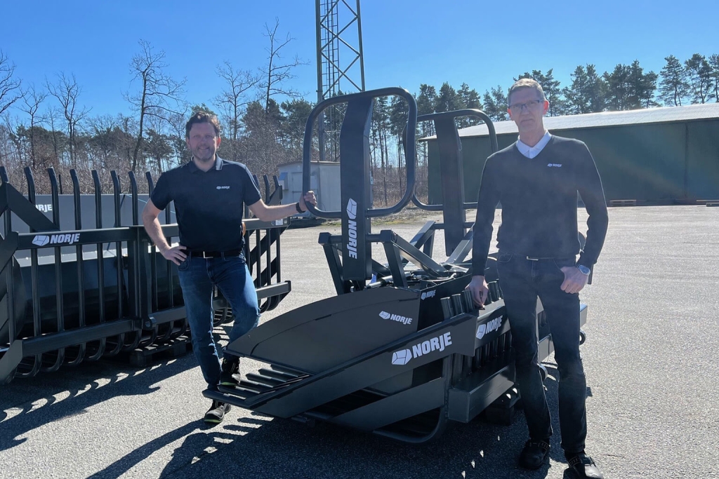 Claes-Fredrik Cehlin och Magnus Alvén vid Norje Smidestekniks produkter.